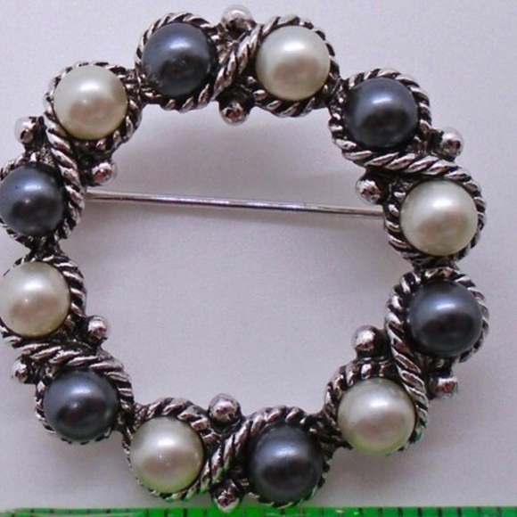 Vintage Avon Silver and Black Pearl Wreath Brooch “Eclipse” Pin 1970’s - Picture 4 of 10
